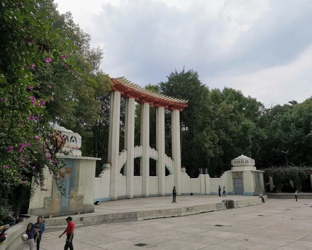 vacaciones en la CDMX | Join a local yoga class at Parque España, a popular community spot
