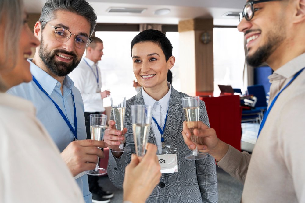 Personas que participan en eventos de negocios.